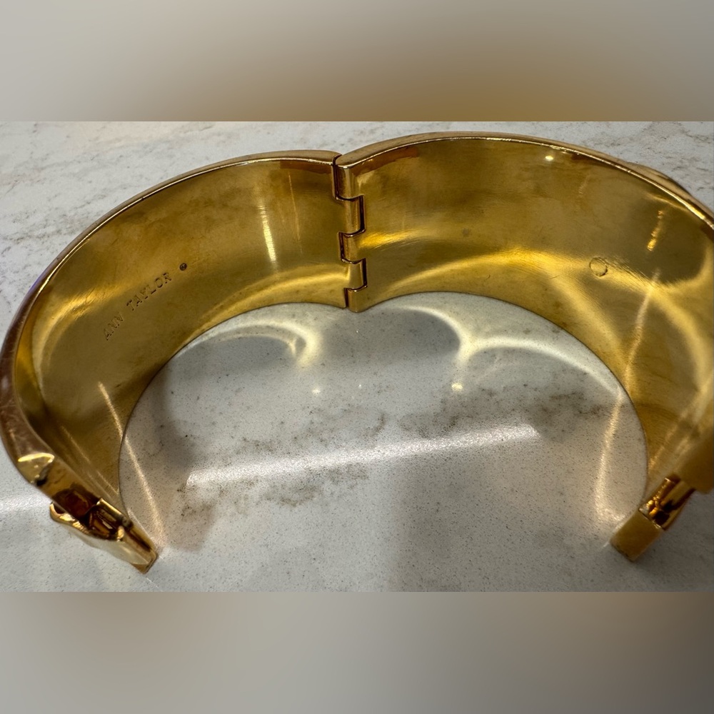✨ Ann Taylor Gold Tone Statement Cuff Bracelet w/ Bold Dark Blue Accent - Picture 4 of 5